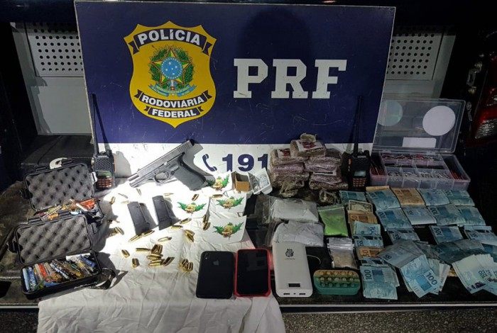 PRF apreende arma de fogo, munições, drogas e R$26 mil.