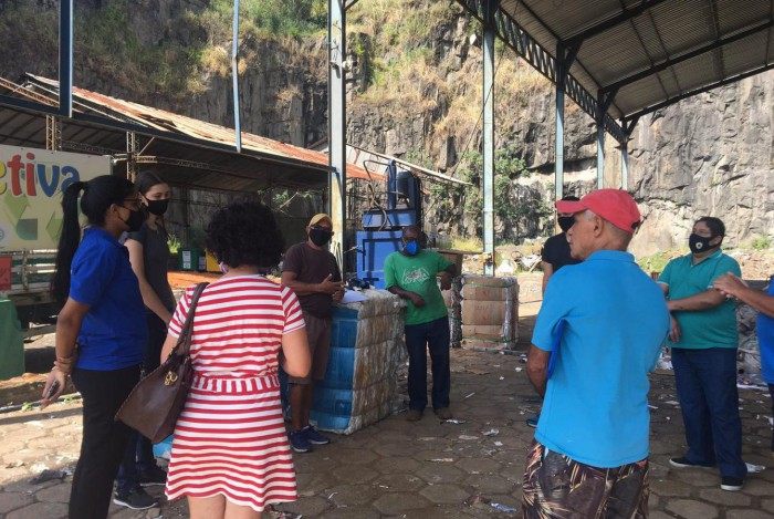 Encontro define detalhes para construção de banheiros para os cooperativados de resíduos sólidos em Volta Redonda 