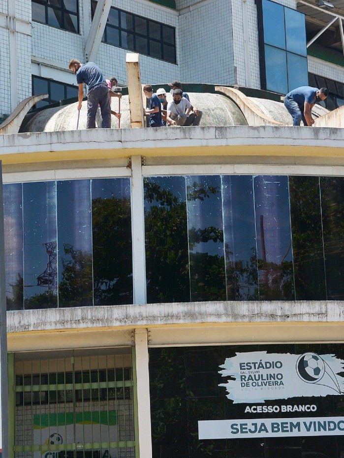 Trabalho de impermeabiliza&ccedil;&atilde;o sobre a entrada da Policl&iacute;nica da Cidadania