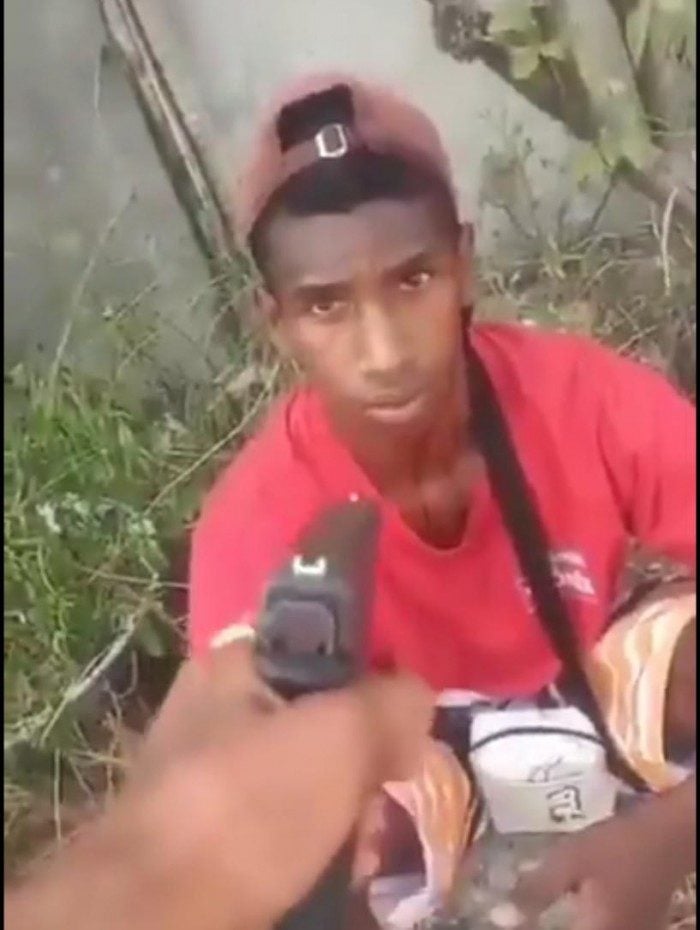 V&iacute;deo de janeiro mostra entregador Douglas na mira de criminosos 