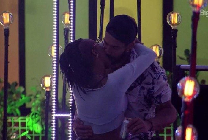 Karol Conká e Arcrebiano se beijam em festa no 'BBB 21'