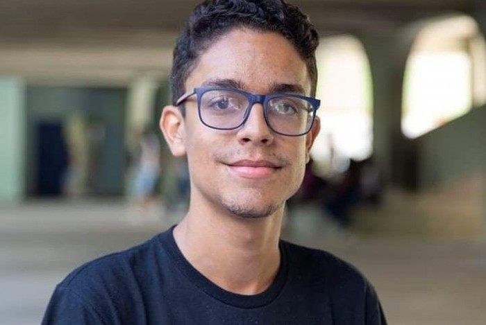 O gonçalense Claudionei Abreu, de 18 anos, é estudante de Letras na UFRJ e Membro da Sociedade de Debates da Universidade Federal do Rio de Janeiro (SDUFRJ)