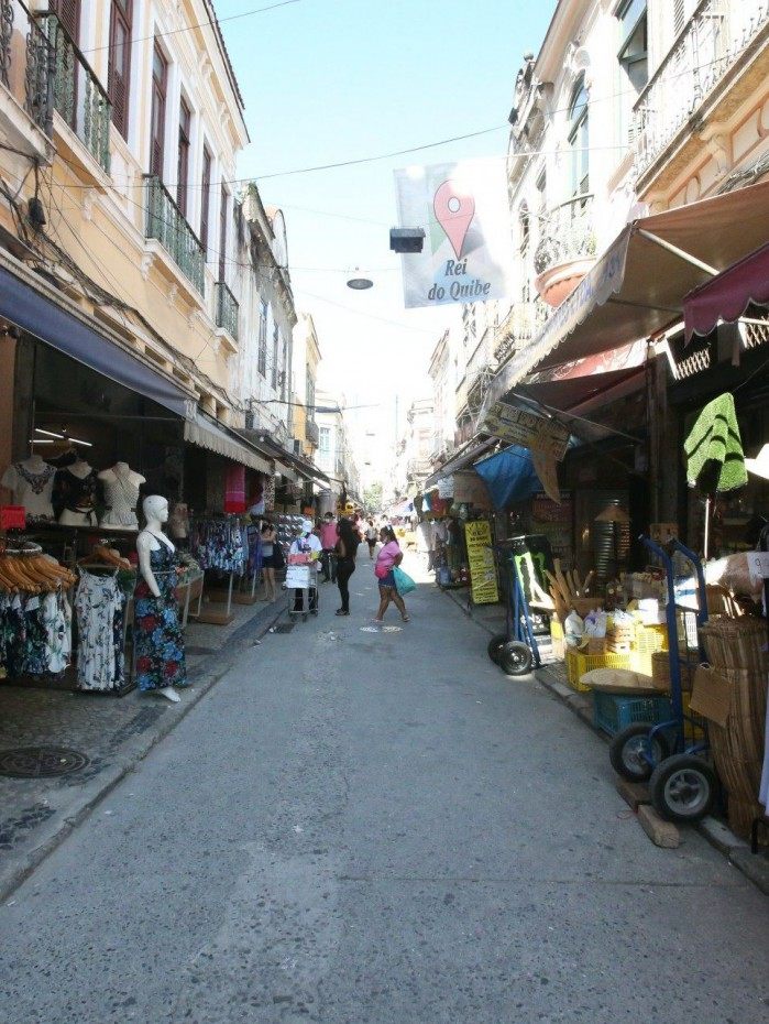 Movimento de clientes no com&eacute;rcio do Saara p o Carnaval.