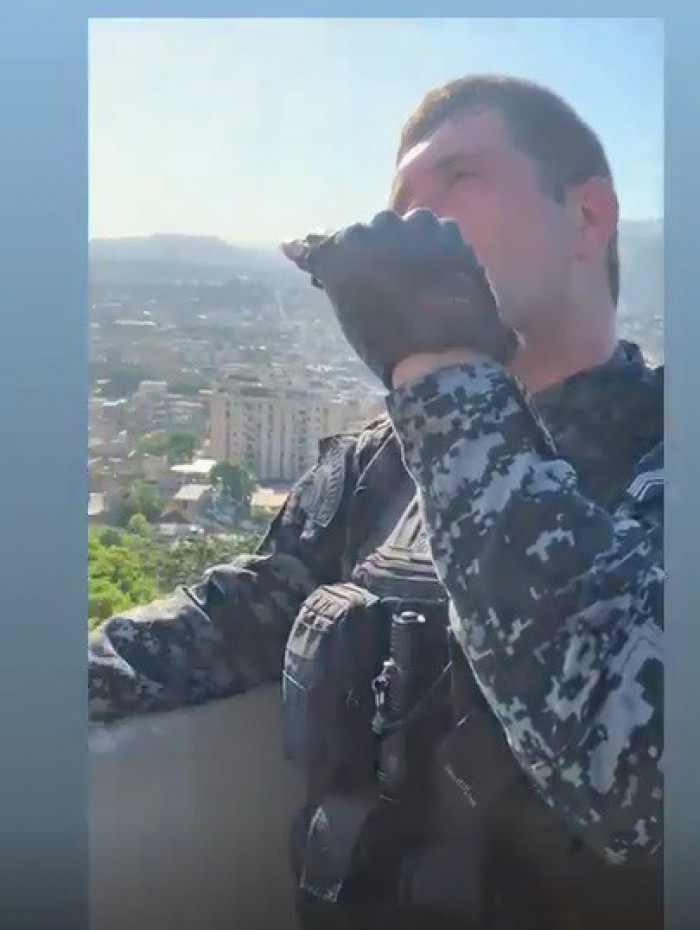 Policial do Choque negocia rendição de criminosos em Quintino, Zona Norte do Rio - Reprodução/ Agência O DIA