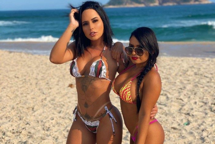 Perlla posa na praia