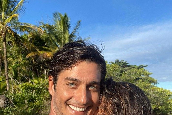 Isis Valverde e o marido André Resende