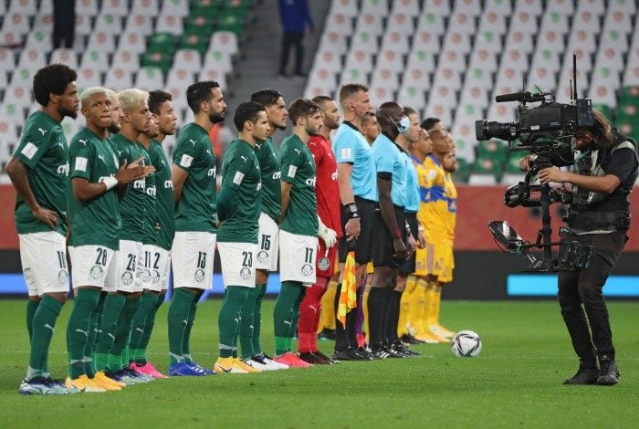 Players gather ahead of the FIFA Club World Cup semi-final football match between Brazil's Palmeiras and Mexico's UANL Tigres at the Ahmed bin Ali Stadium in the Qatari city of Ar-Rayyan on February 7, 2021. (Photo by Karim JAAFAR / AFP)