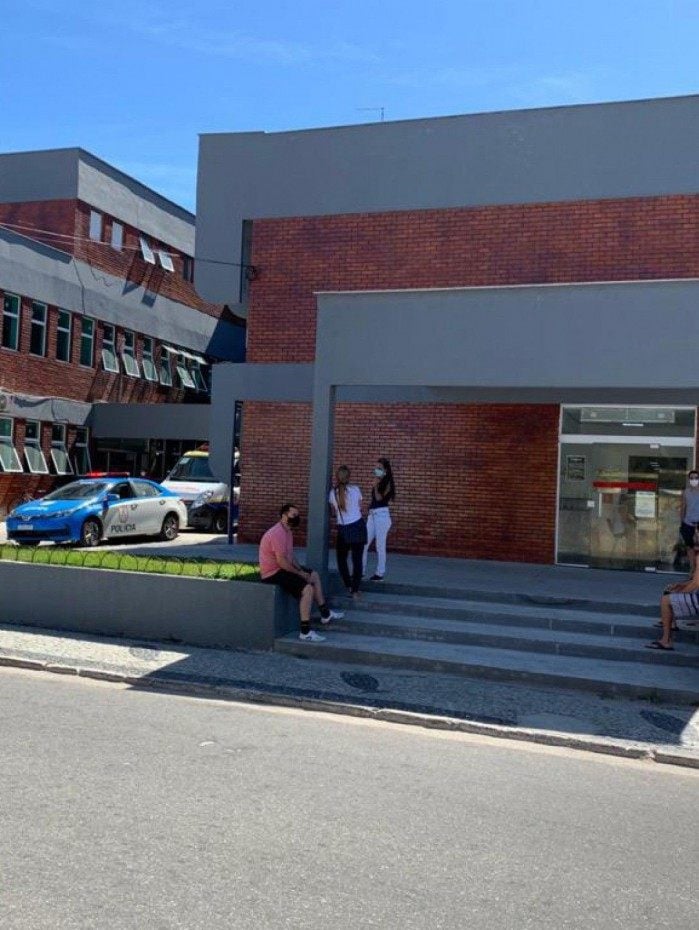 PM foi atingido por quatro tiros e está internado no Hospital Geral de Arraial do Cabo