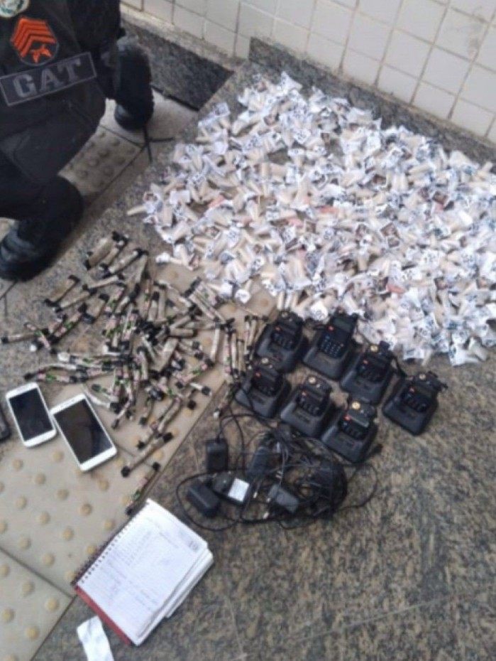 Durante a ação, policiais apreenderam drogas e rádios comunicadores