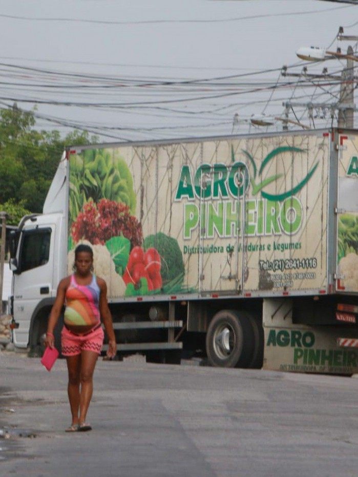 Caminh&atilde;o atravessado na via na Vila Alian&ccedil;a, Zona Oeste do Rio