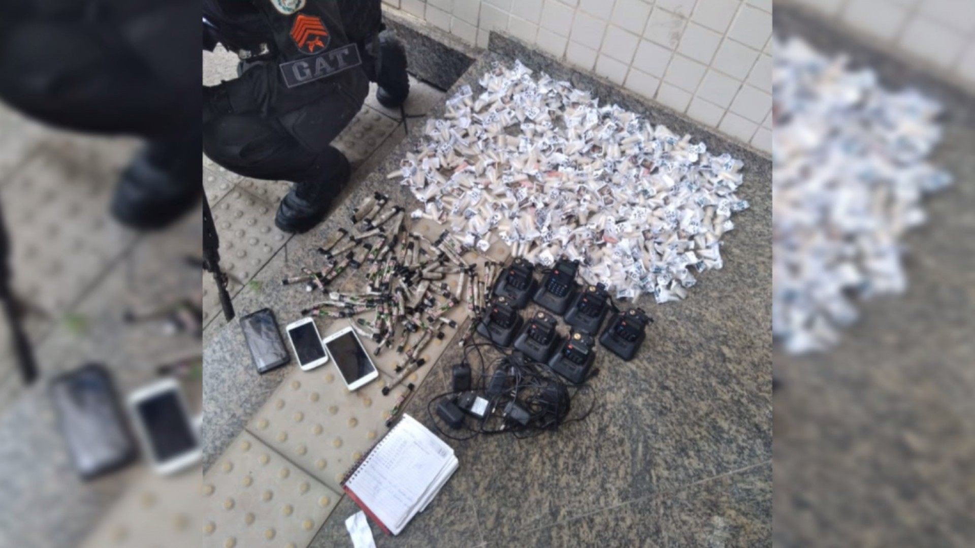 Durante a ação, policiais apreenderam drogas e rádios comunicadores - Foto: Divulgação / Polícia Militar