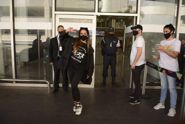 Ao voltar de Miami, Anitta posa no aeroporto com fãs
