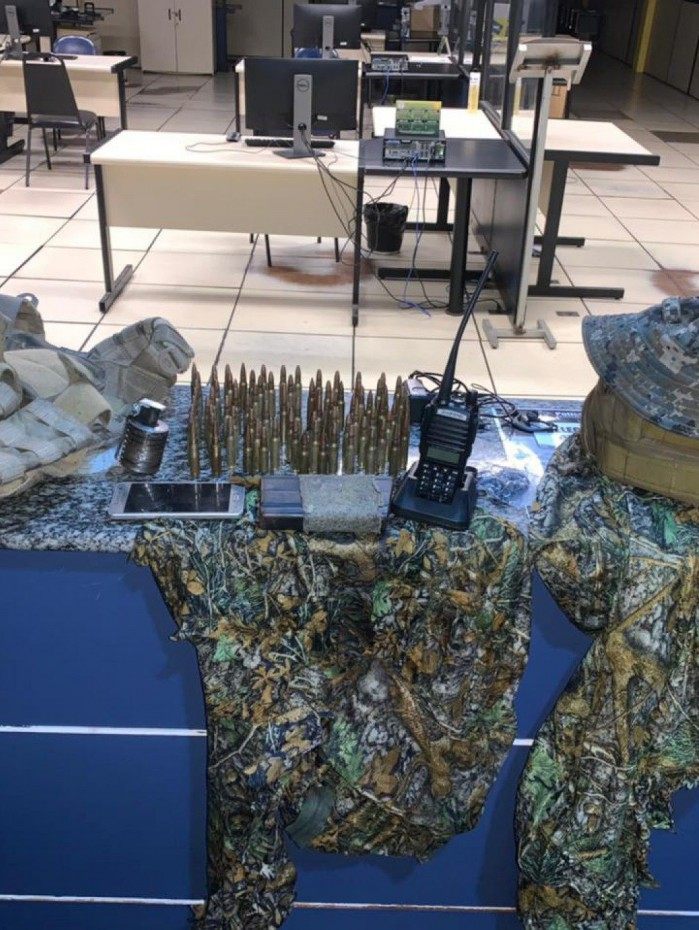 O material foi apreendido após uma perseguição policial a criminosos