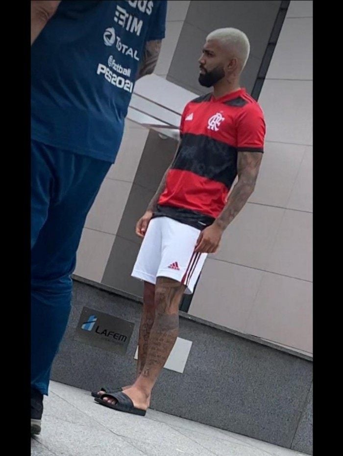 Gabigol vestindo suposta nova camisa do Flamengo