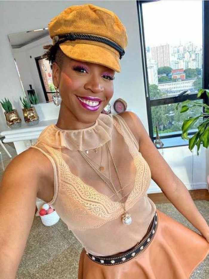 Karol Conká tem o costume de postar fotos em seu apartamento duplex em São Paulo