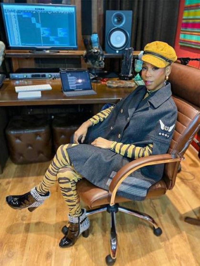 Karol Conká tem o costume de postar fotos em seu apartamento duplex em São Paulo