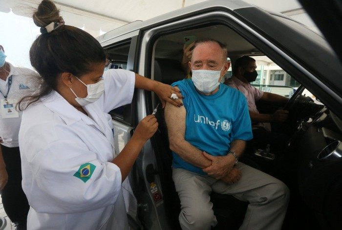 Renato Aragão toma a vacina contra a covid-19