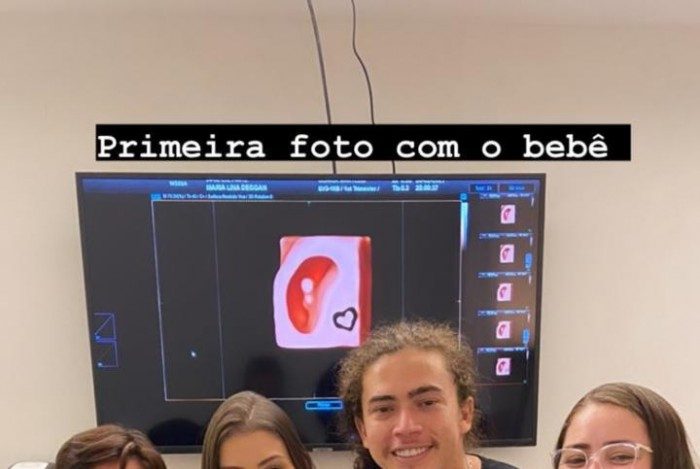Fam&iacute;lia assiste a ultrassom do filho de Whindersson Nunes e Maria Lina 