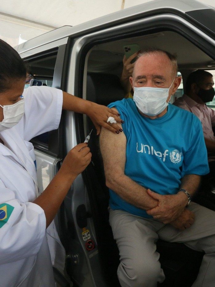 Renato Arag&atilde;o toma a vacina contra a covid-19