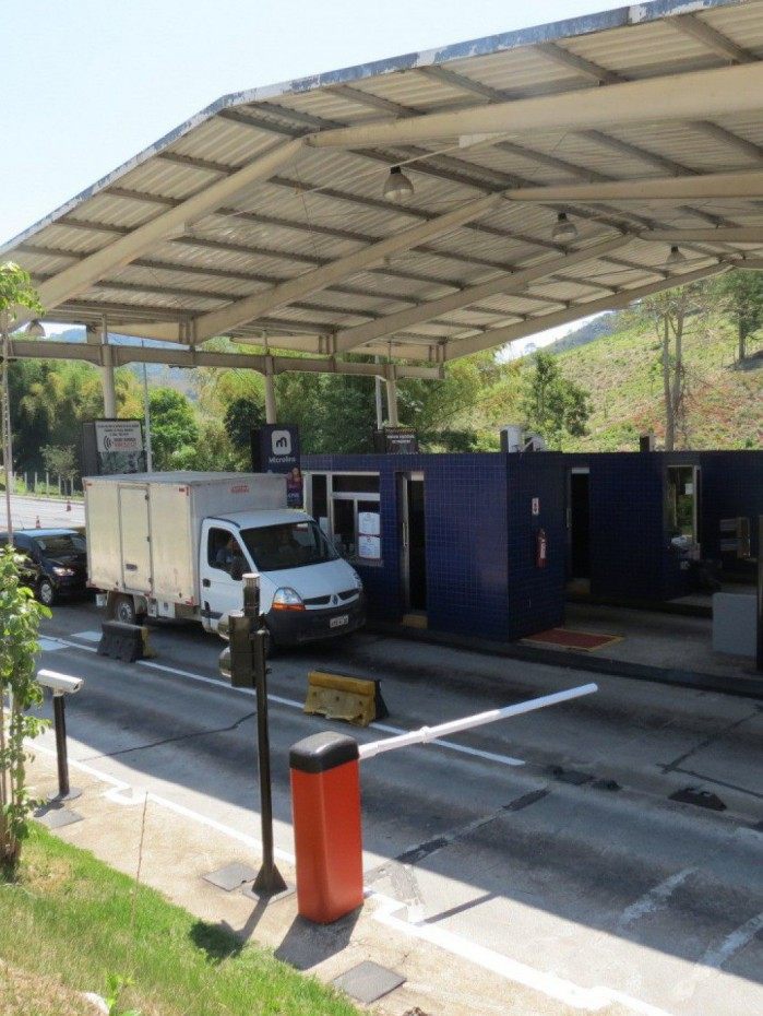 Pra&ccedil;a do ped&aacute;gio na RJ-116
