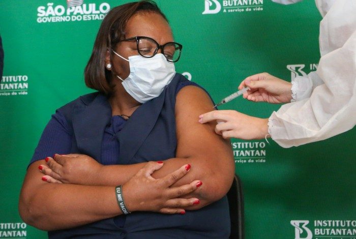 Enfermeira Mônica Calazans recebeu segunda dose da vacina nesta sexta-feira