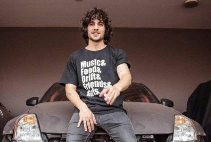 Fiuk posa com carros