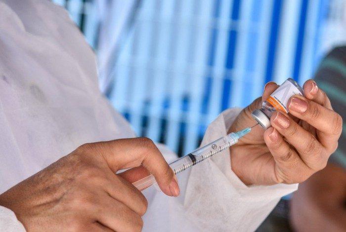 Rio começa a distribuir a segunda dose de vacinas para 92 municípios