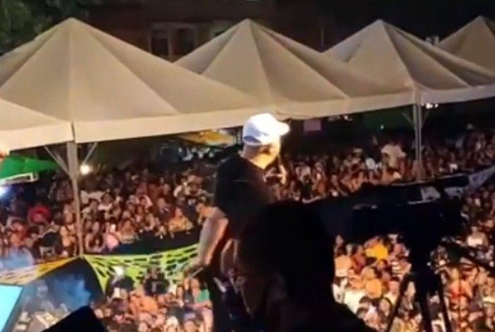 Show do cantor Belo, no Parque União, no Complexo da Maré, na Zona Norte, foi um dos eventos não autorizados que geraram aglomeração