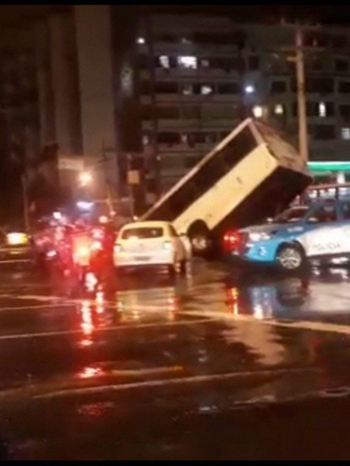 Acidente ocorreu na Rua São Francisco Xavier, na altura da Av. Maracanã, por volta das 20h06 - foto enviada para o whatsapp do Meia Hora