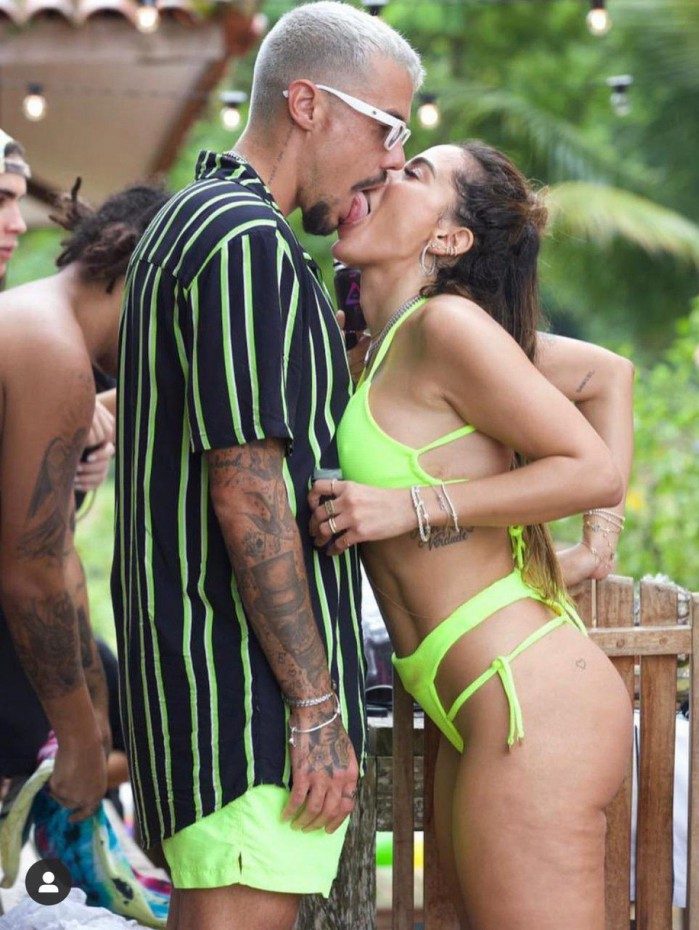 Anitta e Lipe se beijam em reality na ilha 