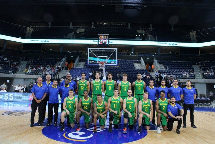 Seleção masculina de basquete em jogo pelas pelas Eliminatórias da Copa América  antes da pandemia