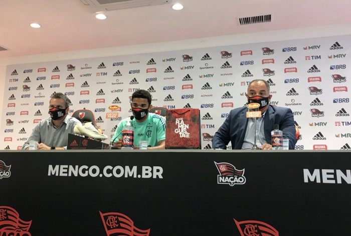 Bruno Viana é apresentado no Flamengo