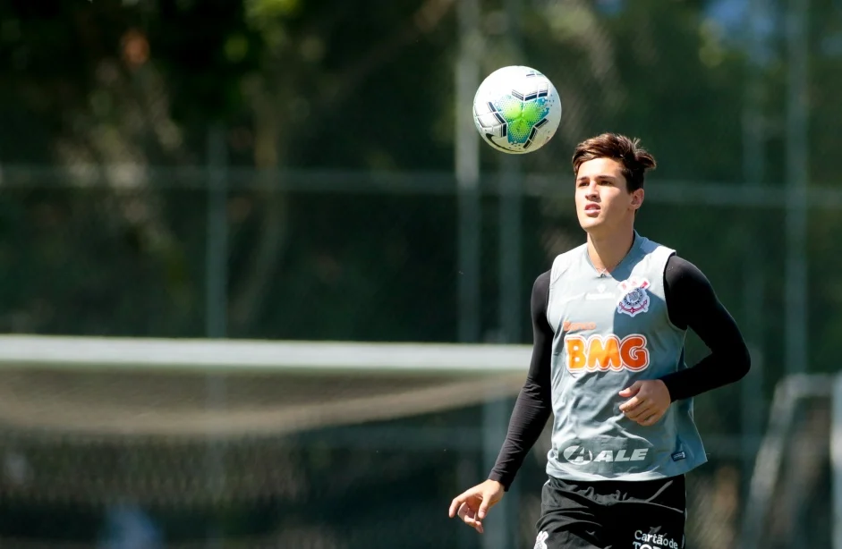 Mateus Vital no treino do Corinthians