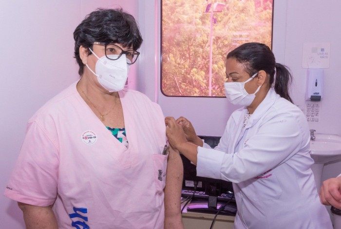 Profissionais que receberam a primeira dose nos locais de trabalho serão vacinados na unidade de saúde