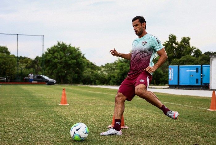 Fred voltou a treinar com bola no Fluminense