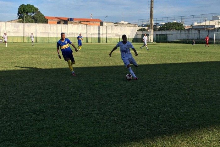 A Cabofriense (de branco) segue viva na Seletiva do Cariocão