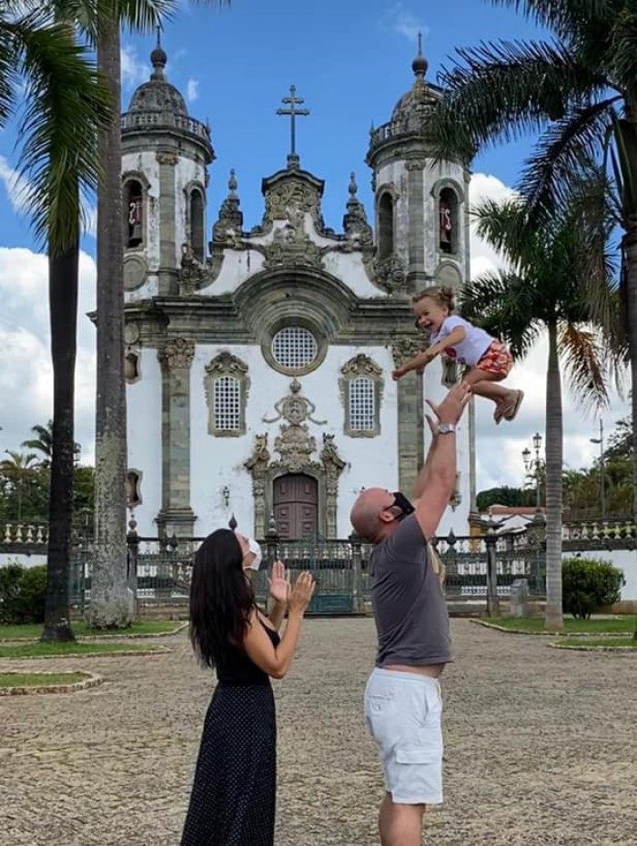 Vinicíus Claussen com a esposa, Paula, e a filha, Sarah, na frente da Igreja de São Francisco de Assis, em Minas Gerais