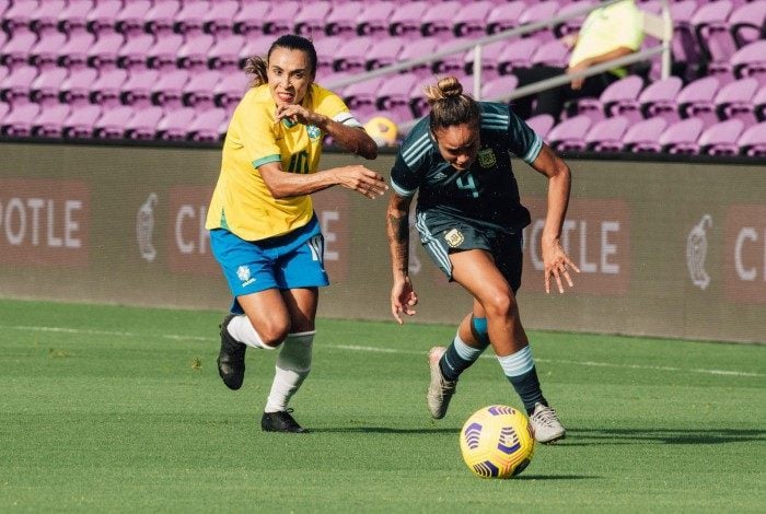 De pênalti, Marta abriu o caminho da goleada do Brasil sobre a Argentina, em Orlando