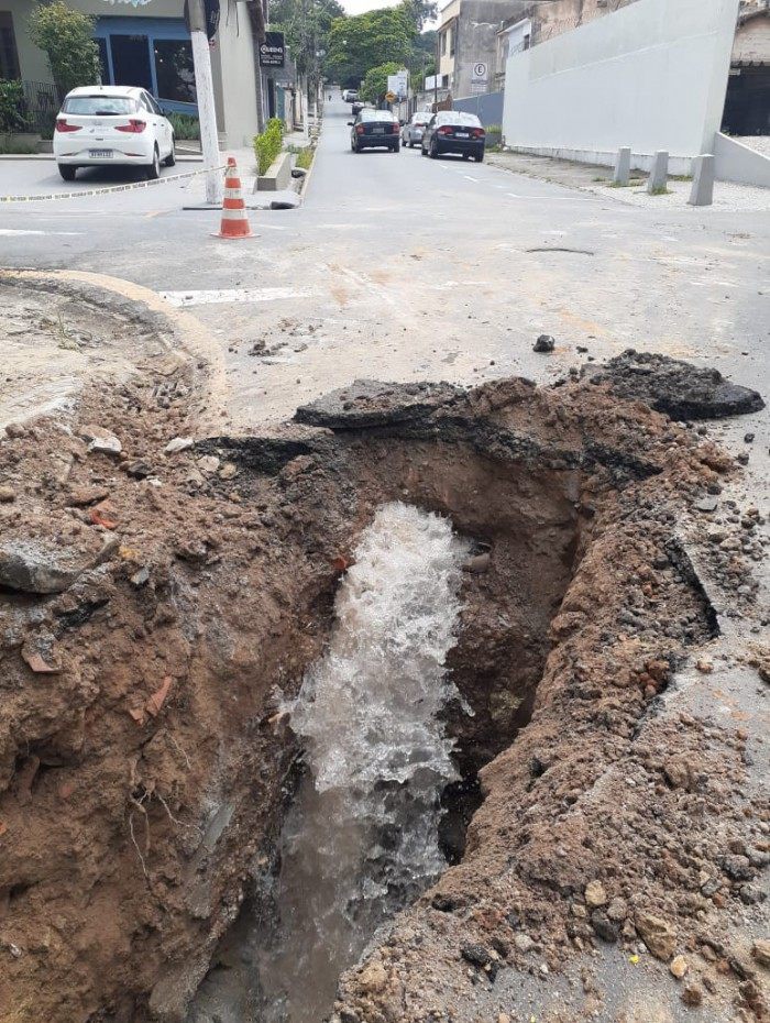 Trabalho realizado na Rua 18 na Vila para evitar acúmulo de água da chuva 