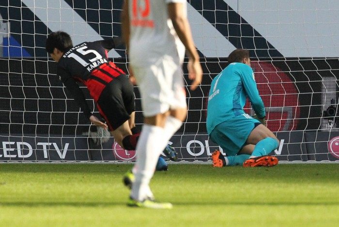 Japonês Daichi Kamada marca o primeiro gol da vitória do Eintracht Frankfurt  sobre o Bayern de Munique