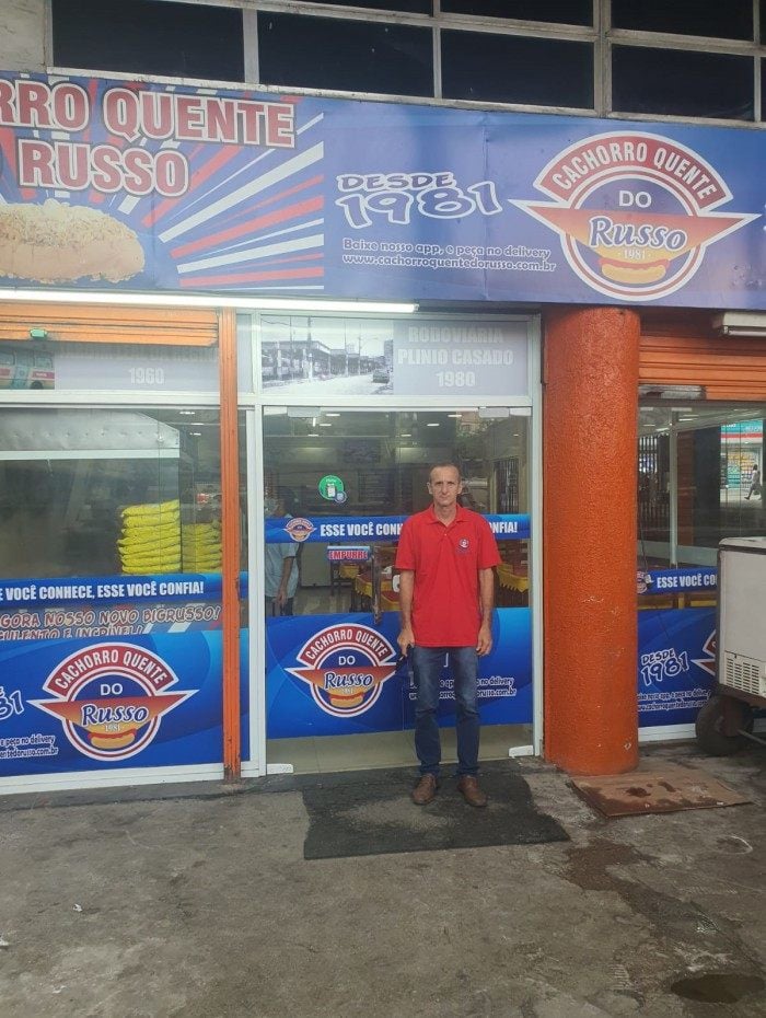 Russo é o dono da loja de cachorro-quente em Duque de Caxias