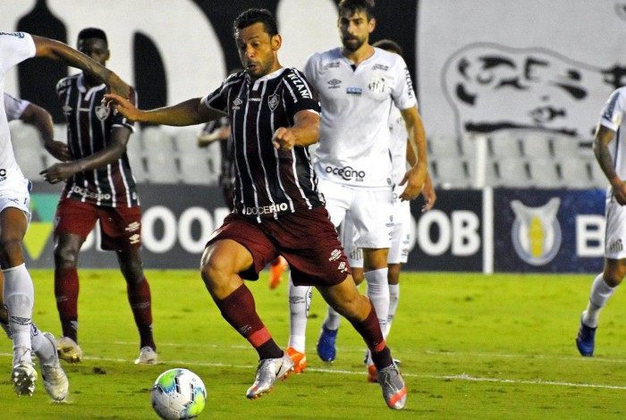 O capitão Fred tenta levar o Fluminense ao ataque na Vila Belmiro