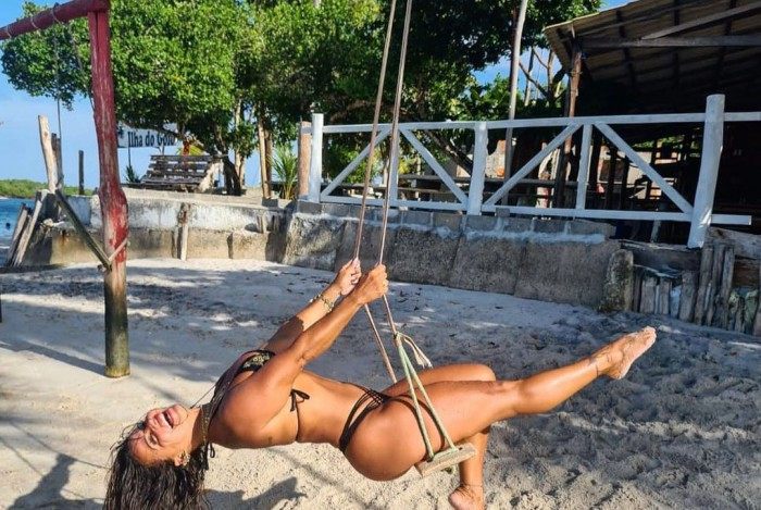 Viviane Araújo curte um 'balancinho' no pós-praia em fotos postadas em seu Instagram.