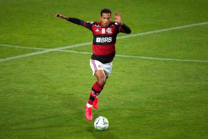 O lateral João Lucas estava na mira do Cuiabá, mas diretoria desistiu do negócio