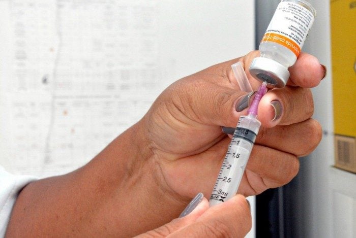 Estratégia de vacinação contra a Covid-19 depende do repasse de doses, diz Saúde