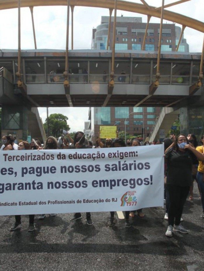 Profissionais terceirizados da educa&ccedil;&atilde;o protestam na sede da Prefeitura