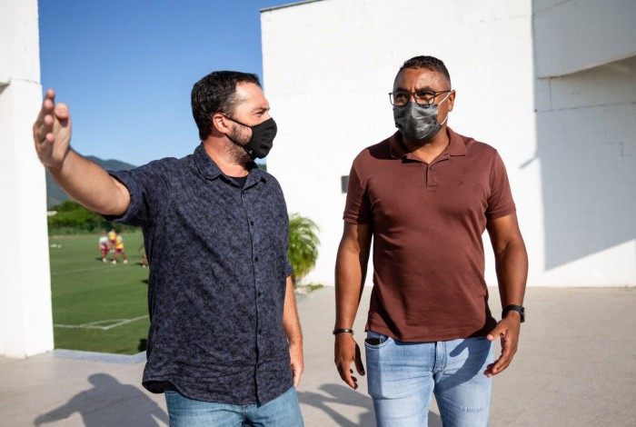 Roger Machado conversa com o presidente do Fluminense, Mário Bittencourt