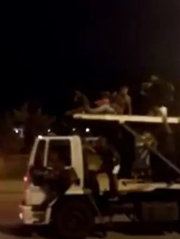 Passageiros do BRT, cansados de esperar, pegam carona num caminhão cegonha - Reprodução de vídeo