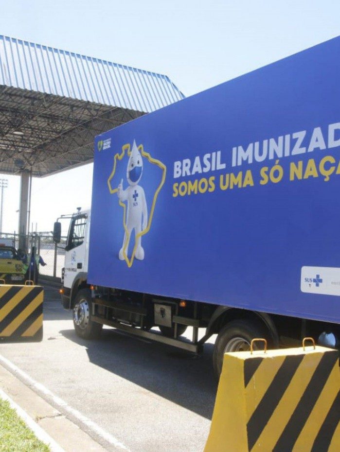 Caminhão do Programa Nacional de Imunização chega ao Galeão, nesta terça, para levar doses da vacina Oxford/AstraZeneca para a Fiocruz