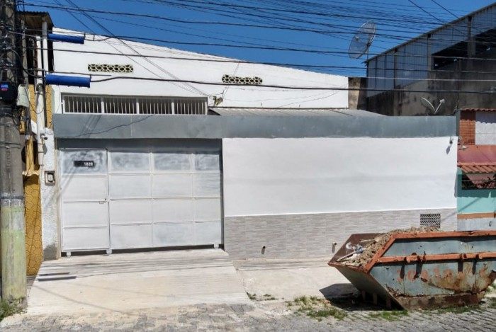 O imóvel, situado na Rua Capitão Antônio Inácio da Silva nº 1.828, com fundos para a Rua Doutor Gradim, localidade predominantemente residencial
